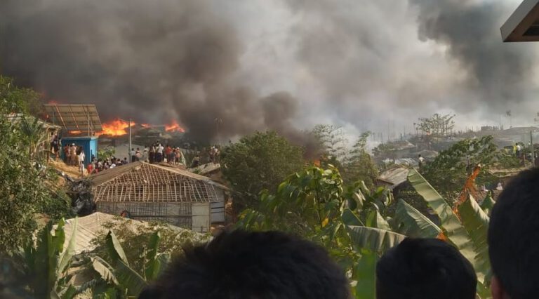 Feuer im Rohingya Camp